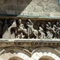 Les cts du porche sont aussi sculpts. Les reliefs de droite montrent, sur trois registres : l'Annonciation et la Visitation, l'Adoration des mages et la Prsentation au Temple, (ici la photographie la Fuite en gypte) et la Chute des idoles. Le ct oppos illustre la parabole du pauvre Lazare et du mauvais riche, vou aux supplices infernaux rservs aux luxurieux et aux avares, figurant  la partie infrieure.