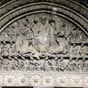 Le tympan de la porte sud de l'glise Saint-Pierre de Moissac mesure 6,5 m sur 4,5 m. Ralis entre 1110 et 1230, il sinspire de l'Apocalypse de Jean et prsente en son centre un Christ en majest, les pieds reposant sur la mer de cristal, une lgende populaire la nommait Reclovis en hommage  la cration suppose par le roi Clovis24. Cette figure, couramment utilise pour le dcor des tympans romans, est entoure des symboles des quatre vanglistes (Marc, Matthieu, Luc et Jean), tandis que les vingt-quatre vieillards du rcit de l'Apocalypse selon Saint Jean prennent place dans le bas et sur les cts de la scne.