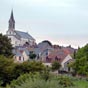 La ville ancienne de Sainte Maure est btie sur une butte. L'glise domine la cit, elle a t construite en 1865 dans le style no-gothique si apprci au XIXe sicle.... Heureusement elle a gard sa belle crypte romane aux chapiteaux trs archaques (IXe et Xe sicle)
