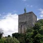 Le Donjon de Montbazon. En 992, le terrible comte d'Anjou, Foulques III Nerra fit difier une premire tour en bois reconstruite en pierre vers 1050. Le Donjon domine toujours le pays du haut de ses 28 m. Au sommet de ce dernier, l'abb Chauvin fit mettre en place, en 1886, la statue reprsentant le Vierge portant l'enfant Jsus mesurant 9,50 m de hauteur et pesant 8 tonnes.