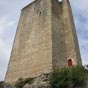 Seul vestige du ch�teau de Montcuq, le donjon haut de 24 m�tres, du xiie si�cle est ouvert aux visites en juillet et ao�t. Un escalier taill� dans la pierre m�ne � l'unique porte, celle de la tourelle-escalier. � travers un mur �pais de deux m�tres, elle donne acc�s � la tour o� se superposent de grandes salles de 12 m�tres sur 8, sur quatre niveaux. La salle basse servait de magasin, celles des premier et second �tages avaient une chemin�e.