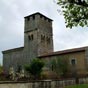 Lglise de Bostens : Cette glise est mentionne dans les documents ds la fin du Xe sicle. L'difice a subi des remaniements aux XIIe et XIIIe sicles. Les moines firent agrandir le choeur et lever le clocher tour carr. Ce dernier est perc d'ouvertures lgantes, embellies par des chapiteaux. Le clocher sera surlev au XIXe sicle  et pourvu  son sommet d'un chemin de ronde. Ansi conu, il; faisait office de tour de guet. A l'extrieur, on note aussi la prsence d'intressants modillons, hlas trs rods par le temps. A l'intrieur, c'est une colonne romaine qui soutient un bnitier, peut tre une rcupration opre le long de l'ancienne voie romaine, le trac qu'empruntaient les plerins du Moyen Age. A l'origine, l'glise devait tre entirement peinte . Il ne subsiste qu'une fresque du XIIe sicle reprsentant le Christ en majest. Au-dessus du porche d'entre, on remarque galement la prsence d'un chrisme original qui, en plus des lettres habituelles khi et rh, porte les inscriptions latines : Lux, Pax et Lex.