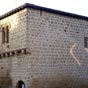 Mont-de-Marsan : Une maison romane fortifie rue Maubec. Il est rare, en France, de rencontrer des habitations mdivales aussi anciennes. Leur particularit supplmentaire est d'tre construites en pierre coquillire, une roche calcaire qui avait t aussi utilise pour l'dification de Saint-Mdard.