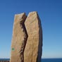 Ce monument de roche norme est divis pour symboliser une plaie - la plaie cause par la dgradation du ptrolier Prestige et la fuite ultrieure de nombreuses tonnes de ptrole.