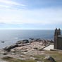 Le sanctuaire aurait t construit  l'initiative des comtes de Monforte (dont les tombeaux se trouvent  l'intrieur du sanctuaire). Deux pierres symbolisent cette apparition: la Pedra de Abalar et la Pedra dos Cadris (reprsentant respectivement la barque et la voile du navire). On leur attribue des proprits miraculeuses pour traiter les maladies rhumatismales. Pour les plerins un certificat de plerinage: 