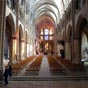 La nef gothique et son chur prolongent le chur et le transept romans. Elle se compose de cinq traves. Ses murs slvent sur trois niveaux : les grandes arcades, puis le triforium aveugle - le passage bourguignon sous les fentres hautes - et, enfin, les fentres hautes.