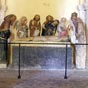 Sous l'abside, une crypte romane abrite, de nos jours, une mise au tombeau compose, conformment  la tradition, de sept statues polychromes rnoves au XIXe sicle. Elle est d'inspiration flamande. Elle date du XVe sicle. On retrouve les personnages suivants : Nicodme au pied du Christ. Cest un des premiers disciples du Christ. Joseph dArimathie  la tte du Christ. Cest un personnage du Sanhdrin, converti secrtement  la religion chrtienne, qui demandera  Ponce Pilate denterrer le corps du Christ. La Vierge Marie qui pleure la mort de son fils entoure de trois femmes dont Marie- Madeleine. Jean, lvangliste, qui a racont la scne de la descente de croix et qui soutient la Vierge.