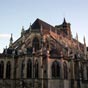 Nevers : Chevet de la cathdrale. Cet difice de style gothique, a la particularit de possder deux chevets. La cathdrale a en effet conserv dans sa partie ouest,  la place de la faade, le chevet d'une glise romane oriente  l'envers. Cette particularit d'assemblage roman/gothique rsulte d'une reconstruction du btiment aprs un grave incendie datant de la fin de la priode mdivale. L'difice a t trs fortement endommag lors du bombardement du 16 juillet 1944 (seule la Tour Bohier est reste entirement debout). 