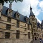 Nevers : Palais ducal; Conu comme une faade pour affirmer le prestige de la Cit des Ducs pour qui la dcouvrait depuis la Loire. Longtemps, il a accueilli le palais de Justice. Rnov au dbut des annes 1990, il est pour partie affecte au services municipaux dont il reprsente une annexe de l'htel de ville : principalement salle du Conseil Municipal Pierre-Brgovoy. Il accueille galement les visiteurs (nombreux aquariums prsentant des poissons de la Loire, expositions). Il fait face  la place de la Rpublique, sommet de la butte de Nevers.(photo Jack Trouv).