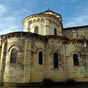 Lglise Saint tienne de Nevers offre de nos jours un plan en croix latine qui a peu volu depuis sa construction au XIe sicle, soit : - une nef de six traves  trois tages, vote en berceau et dont la premire tait autrefois surmonte de deux clochers romans; - des collatraux vots d'artes surmonts de tribunes en demi-berceau ; - un large transept saillant avec une absidiole sur chaque croisillon ; - un chur dune trave en hmicycle entour d'un dambulatoire  trois chapelles rayonnantes. Ce chur, avant la construction de Cluny III, est dj le modle des churs des futures glises de plerinage.  Cest le plan type des grandes glises romanes de plerinage de la France des XIe et XIIe sicles, comme  Toulouse,  Conques,  Beaune et  Paray-le-Monial.