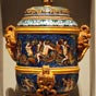 Nevers : Faence de 1600. Nevers doit  Louis IV de Nevers sa clbre activit de faencerie. Vers la fin du XVIe sicle, il fait venir d'Italie Augustin Conrade, potier dAlbissola, prs de Savone, et ses frres, Baptiste et Dominique qu'il installe au chteau du Marais  Gimouille. Leur rputation et leur russite deviendront telles, que Nevers s'affirmera au XVIIe sicle comme capitale franaise de la faence.