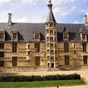 Nevers : Le palais ducal, lieu de rsidence des Ducs de Nevers est considr comme l'un des premiers chteaux de la Loire, avec sa large faade Renaissance, encadre de tourelles polygonales et de fausses draperies.    Conu comme une faade pour affirmer le prestige de la Cit des Ducs pour qui la dcouvrait depuis la Loire. Longtemps, il a accueilli le palais de Justice. Rnov au dbut des annes 1990, il est pour partie affecte au services municipaux dont il reprsente une annexe de l'htel de ville : principalement salle du Conseil Municipal Pierre-Brgovoy. Il accueille galement les visiteurs (nombreux aquariums prsentant des poissons de la Loire, expositions). Il fait face  la place de la Rpublique, sommet de la butte de Nevers et qui recle des ruines gallo-romaines.