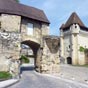 Nevers : La porte du Croux et au premier plan, son avant porte. Une partie importante des remparts subsiste encore dont la Porte du Croux qui tmoigne d'un bel exemple d'architecture militaire destin  affirmer le pouvoir urbain. Elle runit le concept de tour-porte place devant la muraille afin de mieux dfendre celle-ci et le symbole de tour-matresse se dressant contre l'intrus et contrlant les visiteurs.une partie importante des remparts subsiste encore dont la Porte du Croux, bel exemple d'architecture militaire destin  affirmer le pouvoir urbain. Elle runit le concept de tour-porte place devant la muraille afin de mieux dfendre celle-ci et le symbole de tour-matresse se dressant contre l'intrus et contrlant les visiteurs.  