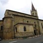 La collgiale Saint Nicolas de Nogaro comprend trois nefs : vaisseau central et collatraux. Elles sont prolonges par des absides et absidioles. Les nefs comprennent trois traves romanes et la trave occidentale ajoute au xixe sicle.La nef mesure 28,6 m de long pour 6,4 m de large. Sa vote a t reconstruite en 1662 en demi-berceau.Elle est supporte par des arcs doubleaux reposant sur des piliers aux chapiteaux sculpts. Des arcs en tiers-point de la fin du xie sicle sparent la nef des bas-cts. Le clocher a t ajout au xixe sicle.  Les votes ont t refaites au xviie sicle.  L'abside comporte deux niveaux spars par un cordon de billettes (ornementation en forme de petites billes disposes en ligne). Le mur du niveau infrieur de l'abside du chur a la particularit, rare dans le Sud-Ouest, d'tre creus de cinq niches avec des arcades et des chapiteaux qui ont t restaurs au xixe sicle. L'arc triomphal de l'entre de l'abside s'appuie sur des colonnes engages surmontes de chapiteaux  feuillage. Les chapiteaux reprsentent : des feuilles d'acanthe;un centaure entre deux cavaliers;Daniel entour de six lions;des musiciens avec luth, viole et olifant;le Sauveur avec sa tte entoure d'un nimbre crucifre;Jesus sur un esquif avec deux pcheurs.Leur style est  rapprocher de celui des chapiteaux de collatraux de a nef de la basilique Saint-Sernin de Toulouse, en 1100 - 1110.  Du ct Nord, une sacristie btie au xvie sicle et voute sur croise d'ogives.  Le chevet est trs dfigur.On peut, toutefois, admirer quelques modillons sans doute refaits au xixe sicle:un homme chevauchant un lion;le combat de deux quadrupdes;un personnage assis;un oiseau de proie tenant un poisson dans ses serres;un griffon;un centaure.