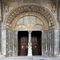 Portail roman de la cathdrale Sainte-Marie : sans doute, l'lment architectural le plus intressant  dcouvrir  Oloron. En avant de son portail roman, un massif clocher-porche du XIIe sicle de caractre dfensif surmonte une toiture d'ardoises. Le tympan principal est orn d'une descente de Croix sculpte. On, peut reconnatre Joseph dArimathie, arc bout soutenant le corps du Christ, Nicomde achevant de dclouer Jsus avec des tenailles, une sainte femme recevant la main du Christ, Saint Jean  droite tenant un marteau recourb et la Vierge Marie un peu  lcart sur la gauche (Photo Gilbert Buecher).