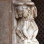 Souvent reprsents sous forme datlante il est trs frquent de rencontrer des statues dhommes portant quelque chose de pesant. Et bien videmment cet effort leur fait plier les genoux. Le fardeau que nous avons  porter sur cette terre reprsente les consquences qui dcoulent de ce quest la nature humaine, les consquences de la sparation et toute la responsabilit d'initier la voie du retour. Et si le fardeau tait trop lourd pour un homme seul, il peut partager la charge avec un autre, ou une communaut, car sans l'aide des autres l'on ne peut rien. Mais dans ce cas l , il est li  lautre, voire mme enchan et perd ainsi une grande parcelle de libert. Une reprsentation en tous points identique  celle-ci se trouve  MORLAAS,  quelques km dOloron, sur la voix dArles (Photo Gilbert Buecher).