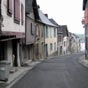 D'anciennes maisons se collent les unes aux autres sur cette pittoresque rue...