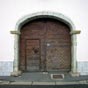 Nous arrivons � Moumour 1h10 apr�s notre d�part d'Oloron...et � nouveau nous sommes admiratifs devant tant de belles portes anciennes! Ce beau village qui a gard� ses maisons anciennes se trouve le ch�teau des �v�ques d'Oloron.  