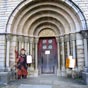 Le portail en applique sur la fa�ade occidentale est de style roman. Il comporte six archivoltes reposant, de chaque c�t�, sur quatre colonnes en arri�re de la fa�ade, le mur de fa�ade et une colonne en avant. Les chapiteaux engag�s sont orn�s d'entrelacs v�g�taux et oiseaux mythiques, typiques de la fin du Moyen-�ge. Au sommet, la corniche est support�e par une s�rie de modillons.