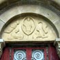 Le tympan du portail est orn� d'un christ en majest� entour� d'un t�tramorphe de facture primitive, dont les sculptures sont tr�s �rod�es.