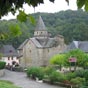 Nous y sommes....L'�glise appara�t dans un superbe cadre de verdure, � l'abri du vacarme qui envahit, le plus souvent, notre quotidien. 