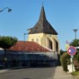 D�s l'entr�e dans Lesp�ron, on d�couvre le robuste clocher am�nag� en tour-donjon avec meutri�res et machicoulis de l'�glise Saint-Hilaire....