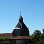 Le clocher-tour � meurtri�res de l'�glise appara�t tr�s vite lorsque l'on arrive � Taller....