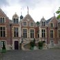 Lhtel Groslot, construit entre 1550 et 1555 pour Jacques Groslot, bailli d'Orlans par Jacques Androuet du Cerceau. Franois II y mourut en 1560. Charles IX, Henri III et Henri IV y sjournrent. L'htel fut restaur en 1850. Le btiment, avec une faade dcore d'un appareil de briques, abrite la mairie d'Orlans depuis 1790. Il accueille aujourdhui la clbration des mariages.  