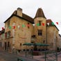 Orthez : La maison de Jeanne d'Albret, aujourd'hui sige de l'office du tourisme et Muse du protestantisme barnais, est en fait  l'origine une riche demeure bourgeoise du XVIe sicle, objet d'un don dAdrien-Arnaud de Gachassin (ou Gachissan), capitaine des milices d'Albret poux de Jeanne d'Asprmont, au roi Antoine de Bourbon et Jeanne d'Albret en vue d'obtenir des lettres d'anoblissement.