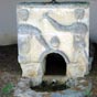 4, 5 km, aprs notre dpart d'Hagetmau, nous dcouvrons la fontaine romane de Bougos qui date du XIIe sicle. On distingue deux personnages sculpts trs navement, qui sont censs reprsenter saint Pierre et un autre aptre.