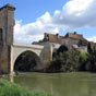 Orthez : Le Pont Vieux d'Orthez, enjambant le gave de Pau, date des XIIIe et XIVe sicles. Il permet de relier le centre-ville  son faubourg du Dpart. Il se trouve sur la route vicomtale qui allait du pont de la Haderne,  Sault-de-Navailles, au pont d'Osserain, et menait  Roncevaux.