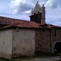 La chapelle Saint-Nicolas d'Harambeltz22 date des XIIe, XIIIe et XVIIe sicles. Le hameau possde une chapelle, unique vestige du prieur-hpital indpendant de tout ordre religieux, est ddie  saint Nicolas, patron des voyageurs. Elle renferme un retable peint du xviie sicle, une belle statue de l'aptre et un curieux relief en bois reprsentant la Vierge trnant sur un coffre.  remarquer, le chrisme du xie sicle au-dessus de la porte, surmont dune croix de Malte et dune toile  cinq branches, ainsi que le porche sous lequel se reposaient les plerins. Lhistoire basque se distingue par ses donats, communauts laques et familiales dont les membres taient vous au prieur et  l'hpital et lis par des vux mineurs : obissance, pauvret et chastet en cas de veuvage. Dans le cadre de leurs engagements, les donats qui uvraient sur l'ordre du prieur se mettaient au service des plerins. Harambeltz et Utxiat ont abrit d'importants prieurs hpitaux mdivaux dont l'organisation reposait sur les donats. Depuis la fermeture de l'hpital de Harambeltz, par Louis XVI en 1784, quatre familles de donats se sont institues propritaires de la chapelle qu'elles ont pris en charge de gnration en gnration. Leurs descendants vivent encore aujourd'hui dans les maisons voisines de la chapelle. Copropritaires de la chapelle, ils en assurent en commun l'entretien. La succession tait dvolue  lan des garons,  le masle excluant la femelle ,  la manire des maisons nobles de Basse Navarre, et, faute de garon  la fille qui assurait  son mari la charge de donat.  tour de rle les matresses de maison veillent  la propret de l'difice et des objets de culte. Le proche logis d'une famille de donat porte sur sa faade une inscription du xviiie sicle mentionnant l'dification de leur maison en 984 et sa reconstruction en 1786, deux ans aprs la suppression des hpitaux et des donats en Basse Navarre.