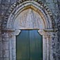 L'glise de Leboreiro a une porte en arc bris, archivolte  dcor denticul