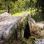 A la sortie de Leboreiro, reli au village par un chemin pav, et fort bien restaur, le puente de la Magdalena, pont mdival  une arche, petit mais bien proportionn, sur le rio Seco.
