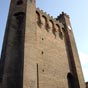 Lglise Notre-Dame-du-Camp tient son nom ( Notre Dame des Champs ) de sa situation gographique, hors les murs de la ville. Cette glise romane fut agrandie et agrmente d'une faade crnele. Elle fut dtruite par les Rforms en 1577 et reconstruite au XVIIme sicle, elle est classe depuis 1912.