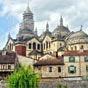 Prigueux : La cathdrale occupe le quartier Saint-Front qui s'est dvelopp au Moyen Age. Elle est classe au titre des monuments historiques ainsi qu'au patrimoine mondial de l'UNESCO.