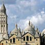 Cette vaste glise, difie grce aux plerins qui venaient se recueillir sur le tombeau de saint Front, deviendra cathdrale en 1669. Le dbut de la construction remonte au XIIe sicle. Sur le modle de la basilique Saint-Marc de Venise, le plan de la cathdrale est en forme de croix grecque et ses cinq coupoles  clochetons annoncent une parent singulirement directe avec les difices religieux de l'Orient, comme l'glise des Saints-Aptres de Constantinople, qui a servi elle aussi d'inspiration pour les architectes de la cathdrale Saint-Front.