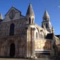 Poitiers : Eglise Notre Dame La Grande. Le clocher est couronn d'un toit en cailles. c'est une forme de couverture frquente dans le Grand ouest. Il se retrouve par exemple  Saintes et  Angoulme.