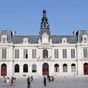 Htel de ville (1869-1875), uvre de l'architecte Antoine-Gatan Gurineau, de style Second Empire. Originellement muse et mairie, il abrite des tableaux de Pierre Puvis de Chavannes, Lon Perrault, mile Bin.