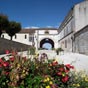 Hpital des plerins de Pons. Seul exemplaire du genre  subsister en Europe, il date du XIIe sicle. Lhpital neuf fut fond par Geoffroy III de Pons. On peut voir sur les murs de nombreux graffitis gravs par les plerins au cours des sicles. La salle des plerins possde une rare charpente  poteaux datant du XIIIe sicle. L'hpital, comme sa salle des plerins, classs au titre des Monuments Historiques, ont t inscrits au Patrimoine de l'Humanit par l'Unesco en 1998 au titre des  chemins Jacquaires .