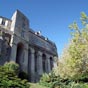 Le chteau de Pons: le site occup autrefois par la puissante forteresse des sires de Pons est aujourd'hui essentiellement constitu d'une vaste esplanade transforme en jardin public, d'un corps de logis accroch  la falaise (aujourd'hui occup par l'htel de ville), d'un porche mdival surmont d'une chapelle castrale et surtout de l' imposant donjon quadrangulaire. La base des remparts a t partiellement conserve, et forme une promenade d'o l'on peut jouir d'une vue panoramique sur le val de Seugne. Un escalier monumental, bti sur l'ordre de Csar Phbus d'Albret, sire de Pons et marchal de France, permet de relier la ville-haute  la ville-basse.
