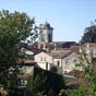 Le clocher de l'glise Saint-Martin domine les toits de la ville haute.