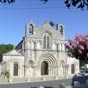 Pons : Eglise Saint-Savinien. Elle fut d'abord une simple chapelle btie en dehors de la ville. Elle a t promue au rang de paroisse durant le XIIme sicle.