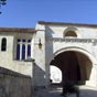 Porche de l'hpital, le passage routier avec ouverture de la porte occidentale date du XIIIe sicle. Il est remarquable par la finesse de ses nervures en croise d'ogives.