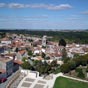 Vue de la  ville-haute  groupe autour de l'glise Saint-Martin.