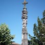 La croix hosannire de Nieul le Virouil est situe  ct de l'glise  l'endroit o se trouvait autrefois le cimetire. Il s'agit d'une croix de pierre scumpte pose sur un soubassement constitu de marches. Elle est haute d'environ 8 mtres