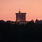 Le ciel rougissant d'un soleil levant met en relief le donjon de Pons qui ne sera plus bientt qu'un agrable souvenir...