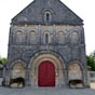 Plassac: L'glise romane Saint-Laurent du xiie sicle dont la faade occidentale est classe monument historique le 19 novembre 1910. L'glise en elle-mme est inscrite aux Monuments Historiques par arrt du 17 septembre 1964. Elle est trs restaure, son clocher est moderne, mais il reste quelques vestiges de l'poque romane.Le btiment, trs sobre, avec pour seul ornement les cinq arcs polylobs qui surmontent le portail, montre un certain raffinement dans sa simplicit...