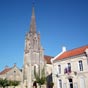 Saint Genis de Saintonge:L'glise Notre-Dame-de-l'Immacule-Conception - glise no-gothique construite au xixe sicle sur les plans de Gustave Allaux, elle remplaa un vieux prieur roman qui dpendait de l'glise Saint-Eutrope de Saintes