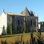 L'glise abbatiale de la Tenaille a perdu une partie de sa nef autrefois couverte de trois coupoles en enfilade. La premire coupole a t remplac au XVIIe par une pyramide surmonte d'une tenaille (symbolisant les instruments de la Passion). La faade romane, en belles pierres du pays, sobrement dcore, est d'une rare lgance.(L'abbaye elle-mme se trouve incluse dans le domaine d'un chteau plus rcent  (XVIIIe sicle) dont la faade est de pur style Louis XVI.)